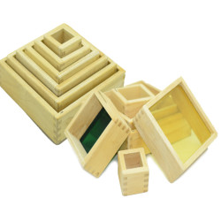 مكعبات خشبية متداخلة بقواعد بلاستيك شفاف مكعبات خشبية متداخلة بقواعد بلاستيك شفاف