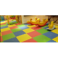 ارضيات فوم مربعات بأربعة الوان سماكة 2.5 سم  مقاس القطعة 60*60*2.5م 