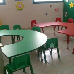 طاولات مصادر تعلم نصف دائرة  - متوسط وثانوي مقاس :80*120*54-76سم- السعر للطاولة 